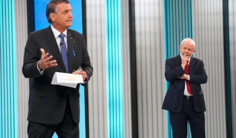 Bolsonaro gesticula durante fala no debate da Globo ao lado de Lula — Foto: Stephanie Rodrigues/g1