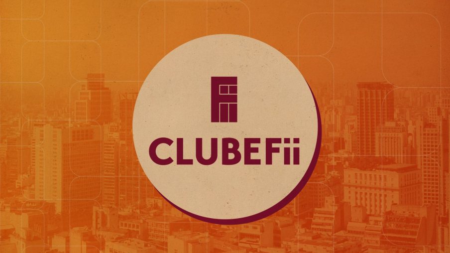 Montagem com o logo da plataforma Clube FII em um fundo alaranjado.