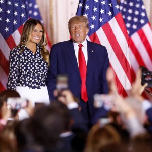 Donald Trump discursa em palanque com sua esposa Melania Trump ao lado esquerdo