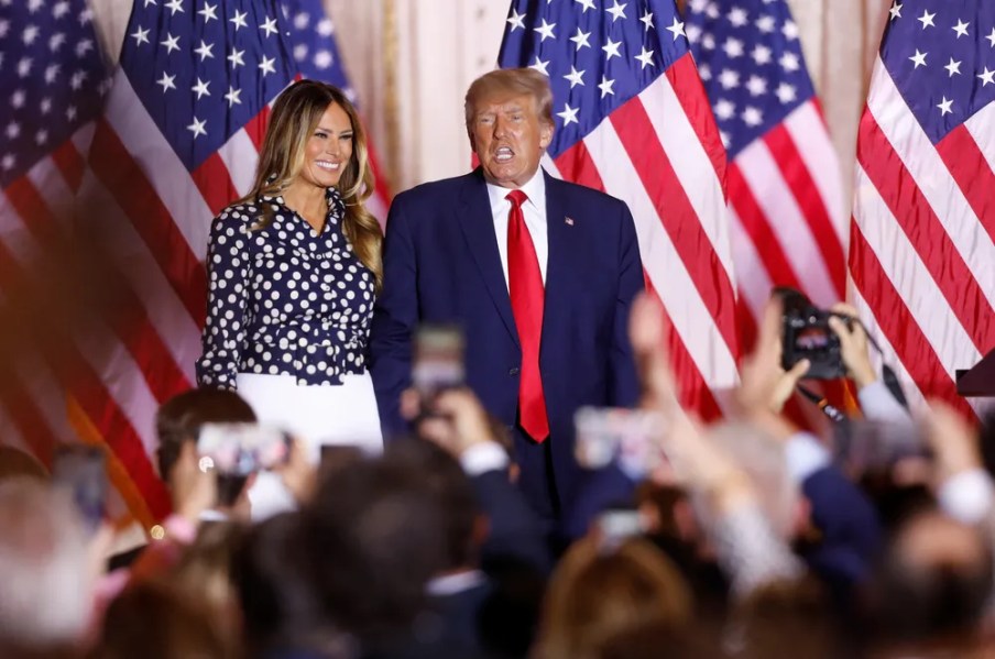 Donald Trump discursa em palanque com sua esposa Melania Trump ao lado esquerdo