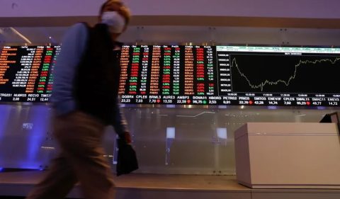 Confira o desempenho das ações da bolsa e do dólar - Foto: Edilson Dantas/Agência O Globo
