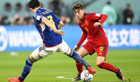 Jogadores de Espanha e Japão duelam em partida da Copa do Mundo 2022 com anúncio da  incorporadora imobiliária Dalian Wanda Group ao fundo | Foto: Reprodução/Twitter (FIFA World Cup)