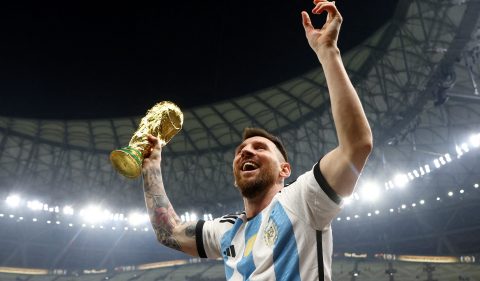 Lionel Messi, da Argentina, comemora a conquista da Copa do Mundo com o troféu. Foto: REUTERS/Hannah Mckay
