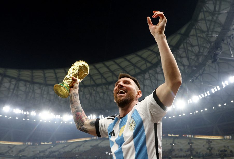 Lionel Messi, da Argentina, comemora a conquista da Copa do Mundo com o troféu. Foto: REUTERS/Hannah Mckay