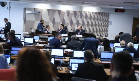 Comissão de Constituição, Justiça e Cidadania (CCJ), do Senado, em reunião para análise da PEC da Transição (Foto: Edilson Rodrigues/Agência Senado)