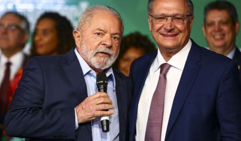 O presidente eleito, Luiz Inácio Lula da Silva, e o futuro ministro do Desenvolvimento, Indústria e Comércio, Geraldo Alckmin, durante anúncio de novos ministros que comporão o governo. Foto: Marcelo Camargo/Agência Brasil