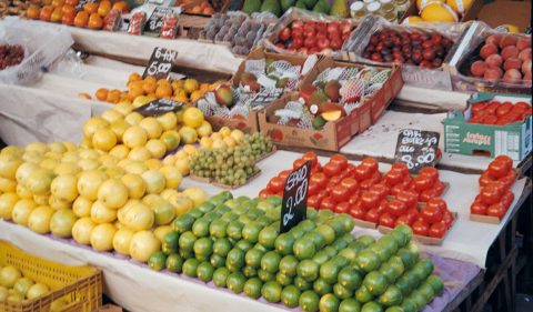 Barraca de frutas em feira no Rio de Janeiro (Foto: Thibaut Charp/Unsplash)