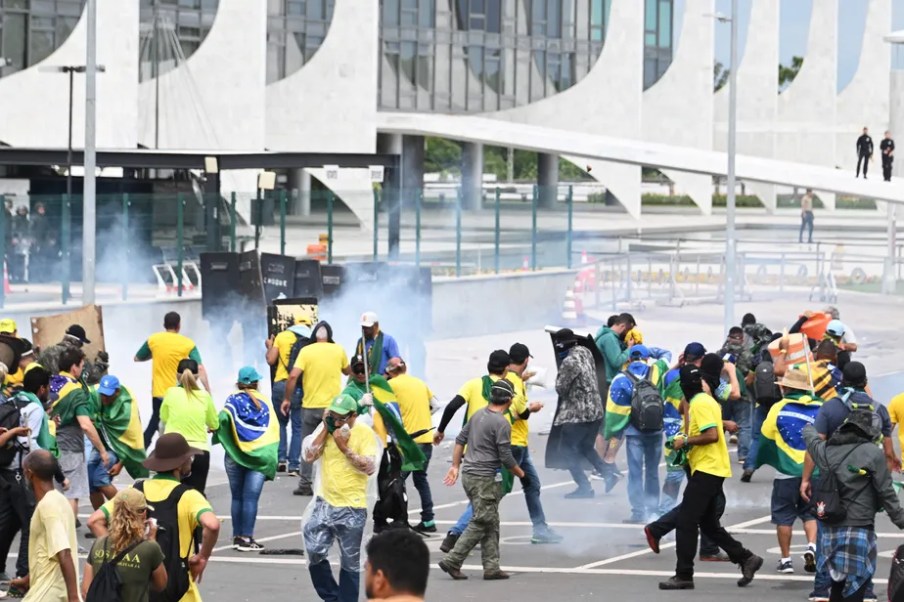 Polícia tenta retirar terroristas do Palácio do Planalto. Foto: EVARISTO SA / AFP