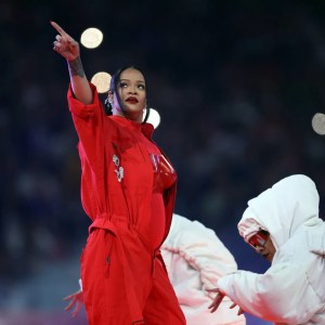 Rihanna, mais jovem bilionária, no palco do Super Bowl.