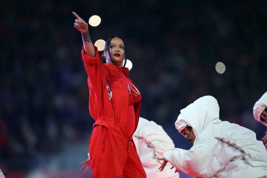 Rihanna, mais jovem bilionária, no palco do Super Bowl.