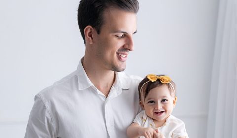 Gabriel Navarro, maior especialista em finanças do Tiktok, segura a filha Maju nos braços (Foto: Studio Patricia Di Fiori)