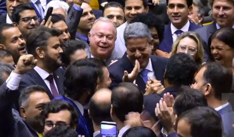 Arthur Lira é cumprimentado após eleição (Foto: Reprodução)