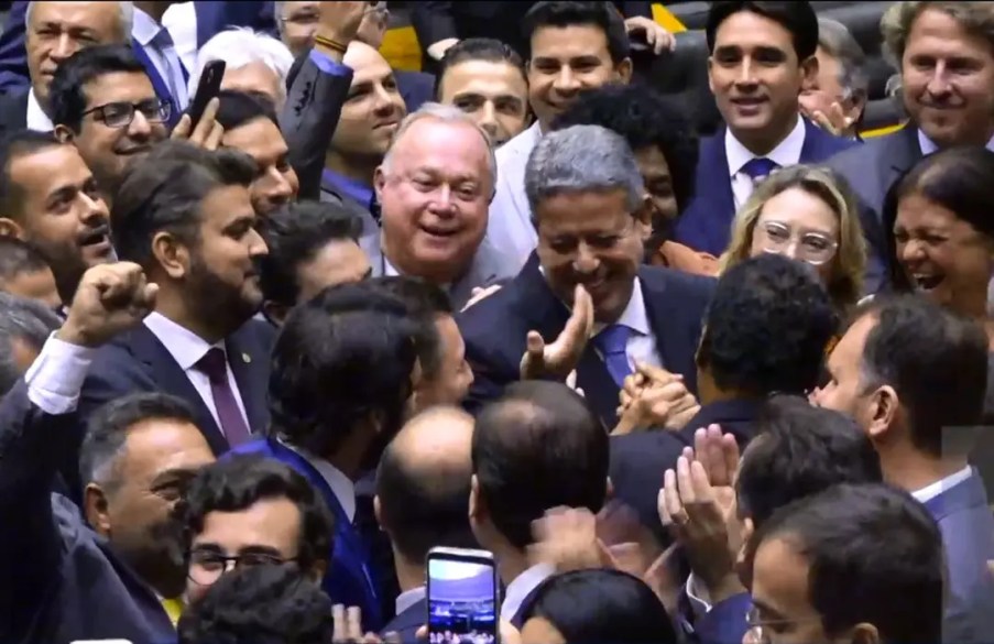 Arthur Lira é reeleito presidente da Câmara dos Deputados com 464 votos