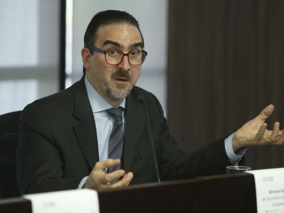 Foto de Bernard Appy, secretário da Fazenda, discursando em um microfone