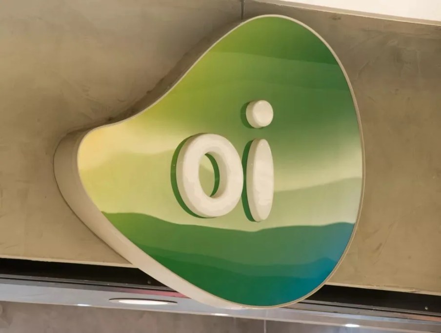Foto de logo da Oi com os dizeres "Oi" em branco sobre fundo verde