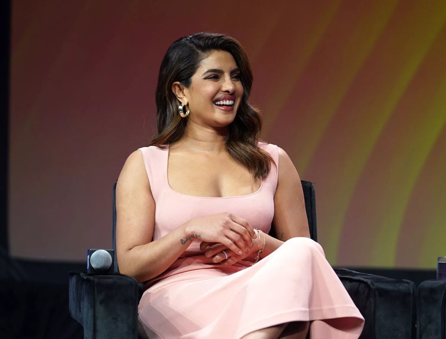 Priyanka Chopra Jonas, é uma atriz, produtora e modelo. Como atriz, é mais conhecida por interpretar Alex Parrish na série televisiva Quantico, disponível na Globoplay