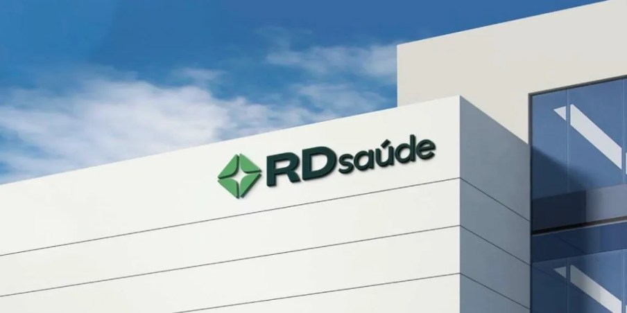 Foto da fachada de um prédio escrito "RD saúde" em verde.