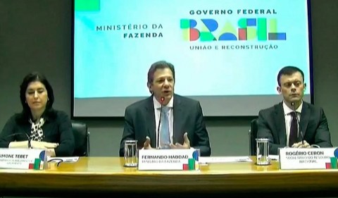 O ministro da Fazenda Fernando Haddad apresenta, ao lado da ministra do Planejamento Simone Tebet e do Secretário do Tesouro Rogério Ceron, o novo Arcabouço Fiscal, em Brasília, nesta quinta-feira (30)