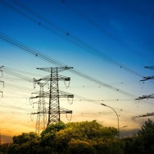 Imagem de várias torres de transmissão de energia.
