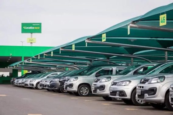 Pátio da Localiza (RENT3) com automóveis pratas de diversas marcas para aluguel. Bancos dizem que vale a pena investir em RENT3