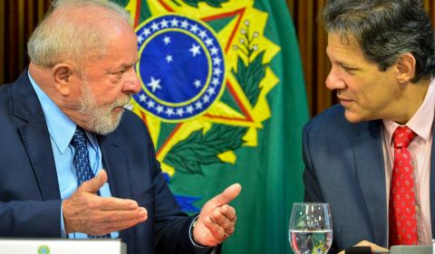 O presidente Lula e o ministro da Fazenda, Fernando Haddad, durante reunião no Palácio do Planalto. Foto: Marcelo Camargo/Agência Brasil
