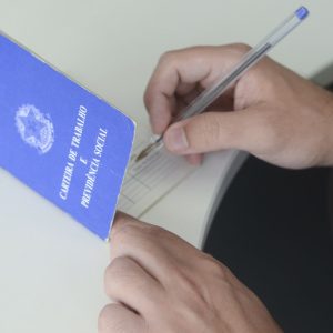 Não recebeu o 13º salário? Saiba o que fazer