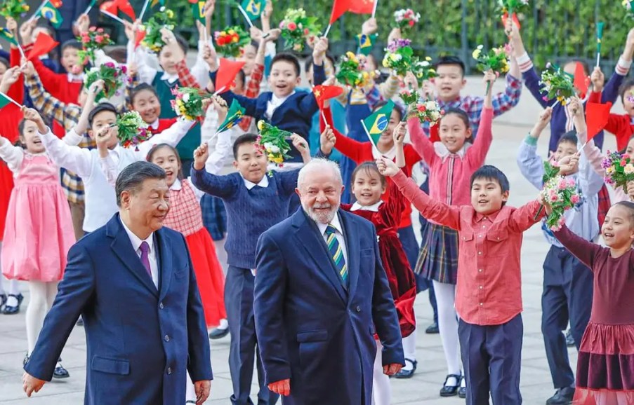 Presidente da China, Xi Jinping, recebe o presidente Luiz Inácio Lula da Silva no Grande Salão do Povo, em Pequim (Foto: Ricardo Stuckert)
