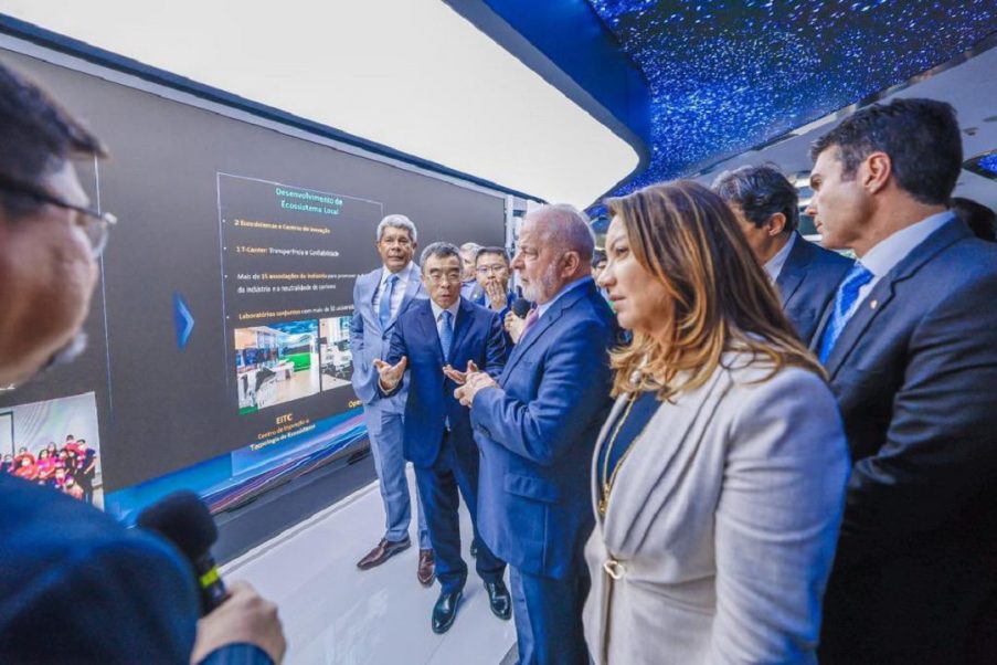 Na China, Lula discursa contra o dólar e visita Huawei, ‘inimiga’ dos americanos