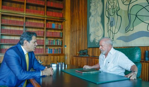 O ministro Fernando Haddad (Fazenda) durante discussão sobre o Arcabouço Fiscal com o presidente Lula. Foto: Ricardo Stuckert/PR