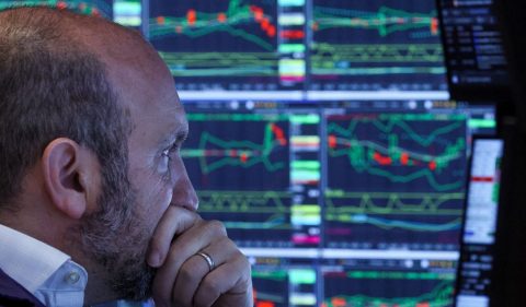 Como olhar no Ibovespa? Trader acompanha movimento dos mercados - Foto: Brendan McDermid/Reuters