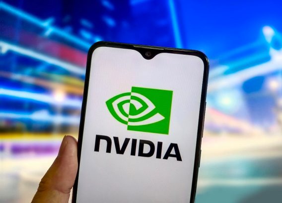 Foto de celular com logo da fabricante de processadores para inteligência artificial (IA), Nvidia. As ações da Nvidia caíram 17% no S&P 500, pressionadas pelo DeepSeek.