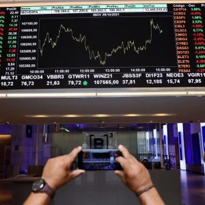 Mercado hoje: Ibovespa fecha em alta e acumula ganho de 0,15% na semana; dólar cai a R$ 4,98