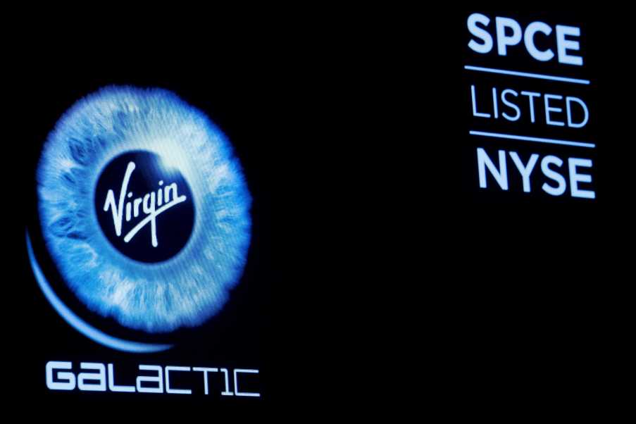 O logotipo da Virgin Galactic (SPCE) é exibido em uma tela no pregão da Bolsa de Valores de Nova York (NYSE) quando a empresa inicia as negociações públicas em Nova York, EUA, em 28 de outubro de 2019. REUTERS/Brendan McDermid