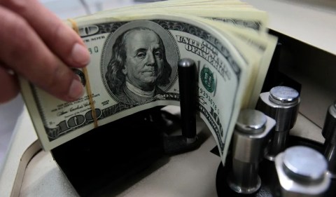 Qual é a perspectiva para o dólar em 2024? É hora de investir na moeda? - Foto: Sukree Sukplang/Reuters