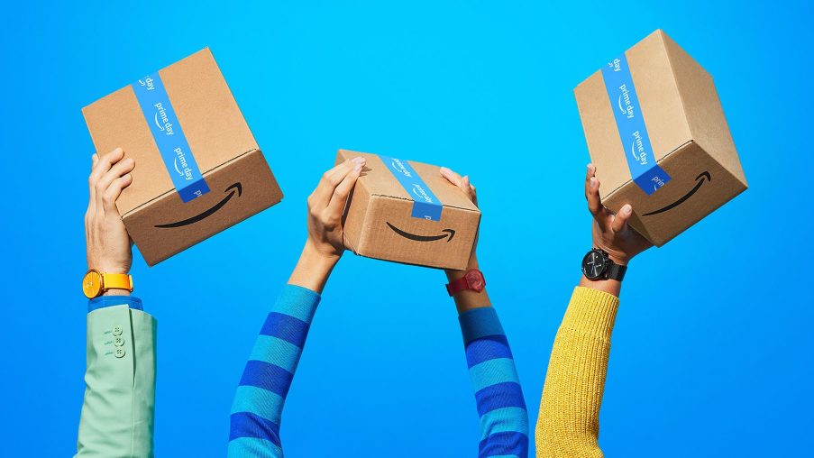 A imagem mostra duas caixas com escrito "Prime Day" seguradas por mãos.