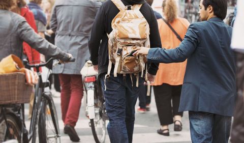 Os batedores de carteira estão presentes no mundo todo, mas principalmente em grandes cidades e pontos turísticos.. Foto: jacoblund/iStock