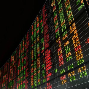 A imagem mostra gráficos da bolsa de valores do mercado financeiro.