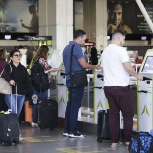 Terceiro grupo de brasileiros repatriados de Gaza desembarca em Brasília