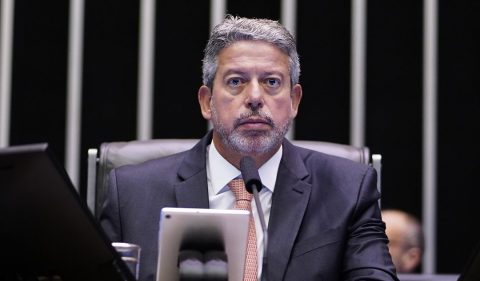 Arthur Lira comanda os trabalhos parlamentares no plenário da Câmara. Foto: Pablo Valadares/Câmara dos Deputados