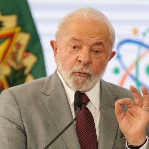 O presidente Luiz Inácio Lula da Silva assinou decreto na segunda-feira (26) que cria oficialmente o Imóveis da Gente, programa de destinação de imóveis da União, por meio de cessão ou venda, para habitação, como o Minha Casa, Minha Vida (MCMV), e programas de iniciativa pública