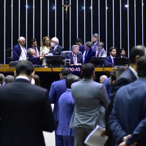Governo discute parcelar tributação sobre fundos exclusivos; votação do projeto na Câmara foi novamente adiada