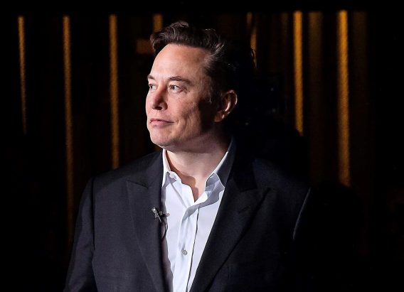 O empresário Elon Musk durante visita a uma academia da força aérea americana