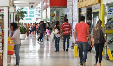 Pessoas realizam compras em shopping. Foto: Valter Campanato/Agência Brasil