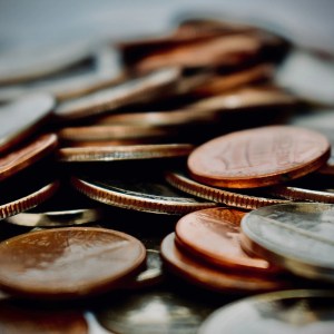 Moedas amontoadas umas em cima das outras