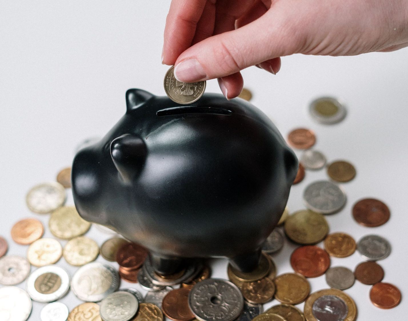 Porquinho com moedas simbolizando quanto rendem R$ 2 milhões no Tesouro Direto