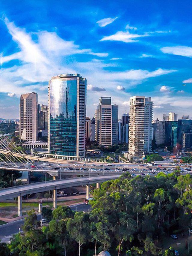 IGP-M e fundos imobiliários Foto aérea da cidade de São Paulo com vários prédios, pontes e ruas para ilustrar a matéria sobre quanto rendem R$ 20 mil em fundos imobiliários.