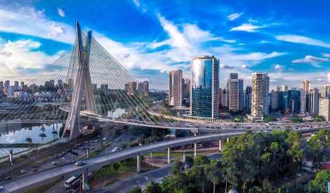 Prédios corporativos e residenciais próximos a ponte Octávio Frias de Oliveira, na zona Sul de São Paulo. Foto: Wikimedia
