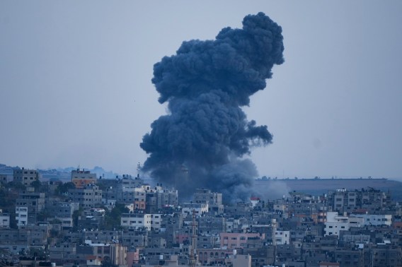 Foto de explosão, formando uma coluna de fumaça, durante a Guerra em Israel