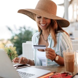 Mulher utiliza um notebook e um cartão
