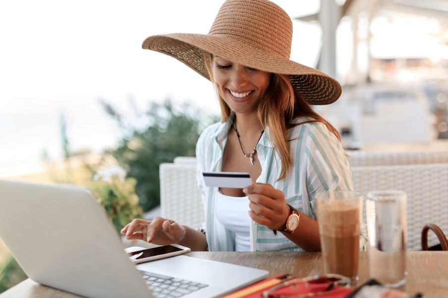 Mulher utiliza um notebook e um cartão